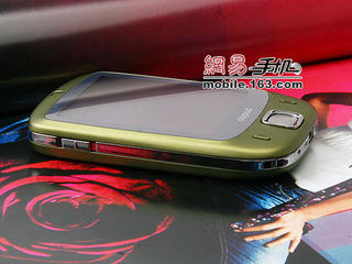 Illustration for article titled Wasabi Green HTC Touch Actually Looks Good